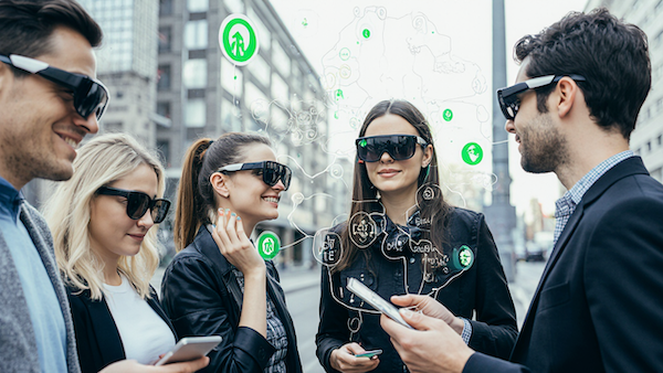 Eine Gruppe von Menschen mit Smart-Glasses